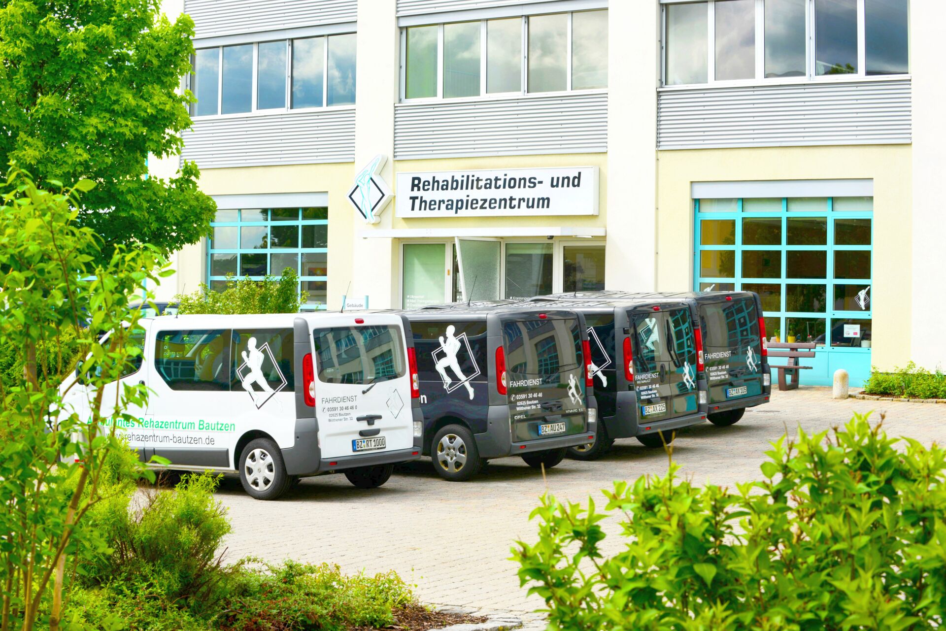 Vier Autos vom Rehazentrum Bautzen, womit die Patienten abgeholt werden